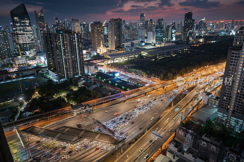 航拍交通在泰国BKK在asok - Makkasan区